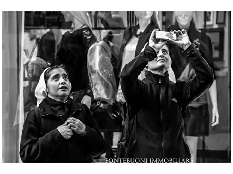 Immagine 2 di Negozio in vendita  a Firenze