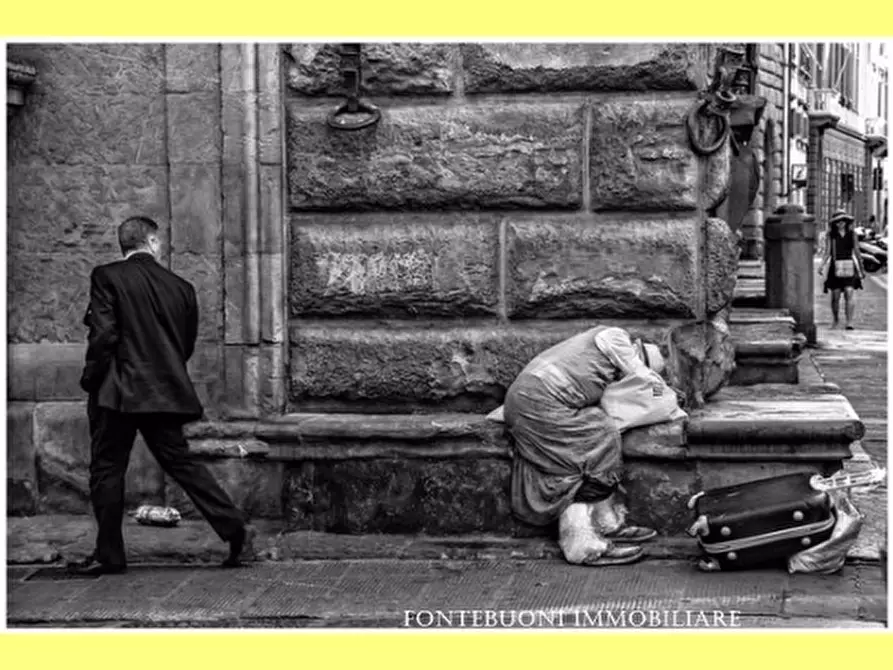 Immagine 1 di Negozio in vendita  a Firenze