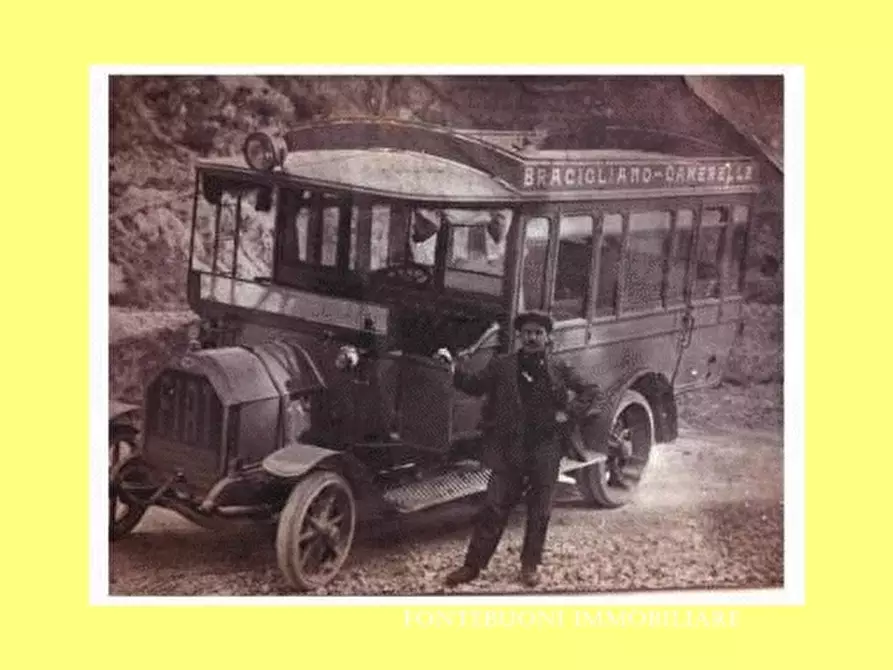 Immagine 9 di Negozio in vendita  a Firenze