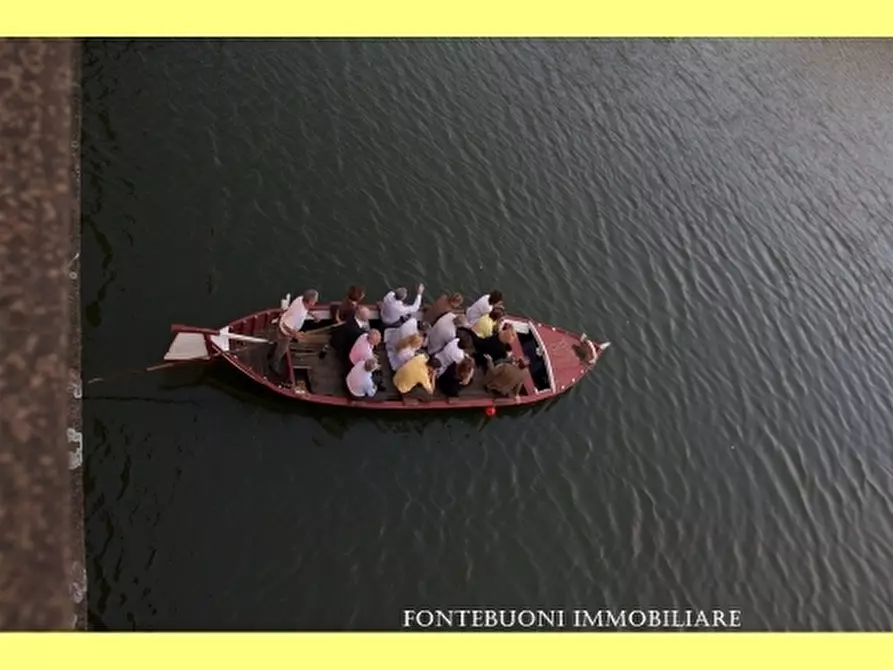 Immagine 2 di Negozio in vendita  a Prato