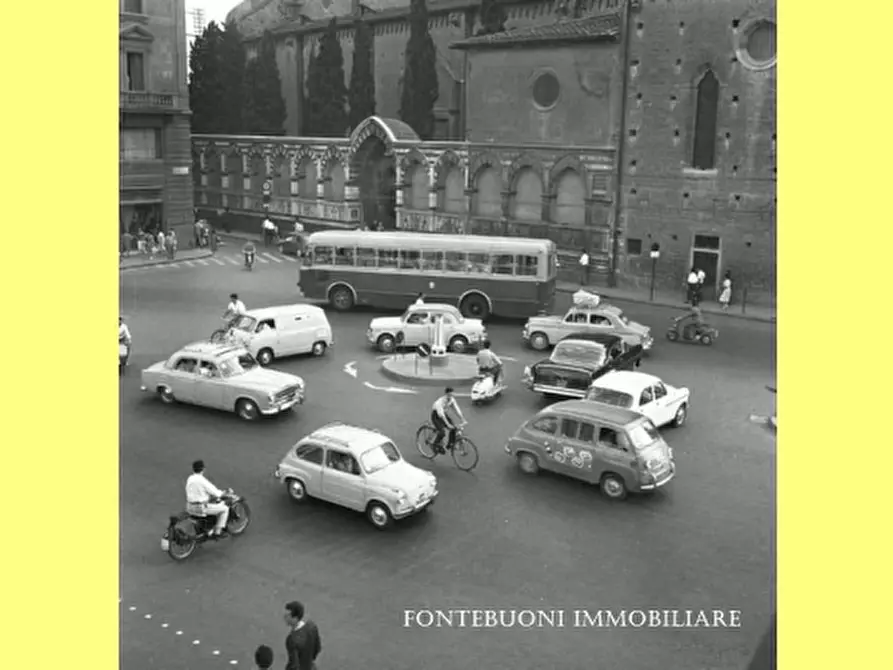Immagine 1 di Negozio in vendita  a Firenze