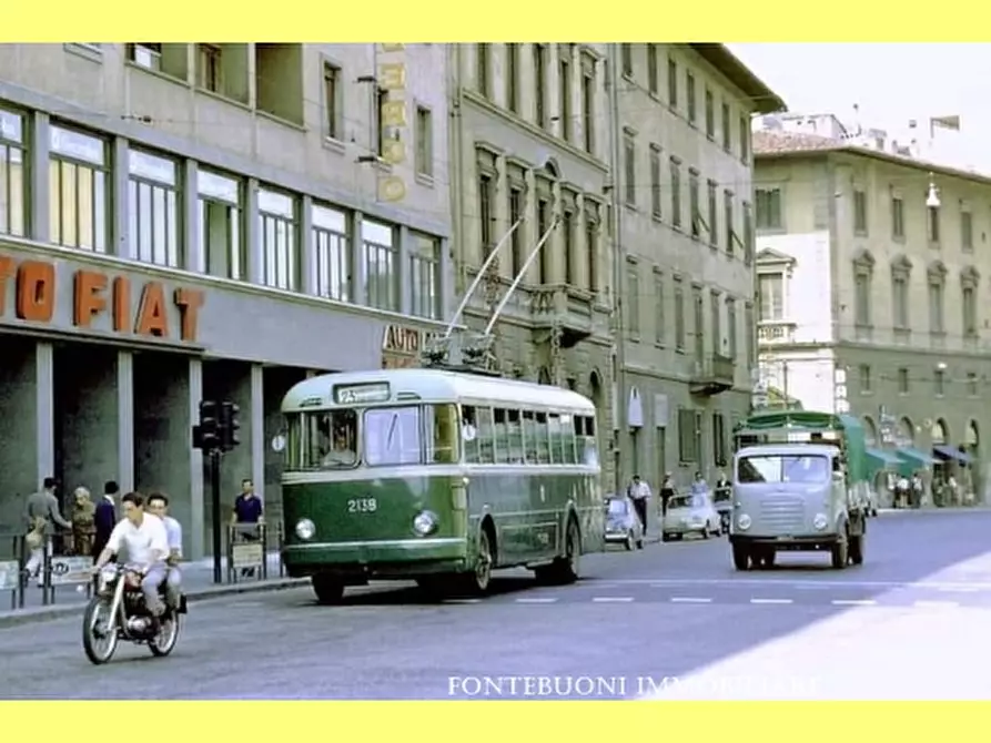 Immagine 2 di Negozio in vendita  a Firenze