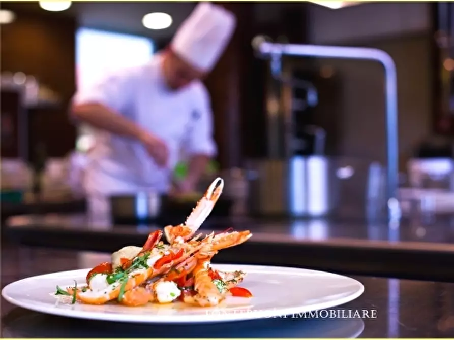 Immagine 6 di Negozio in vendita  a Firenze