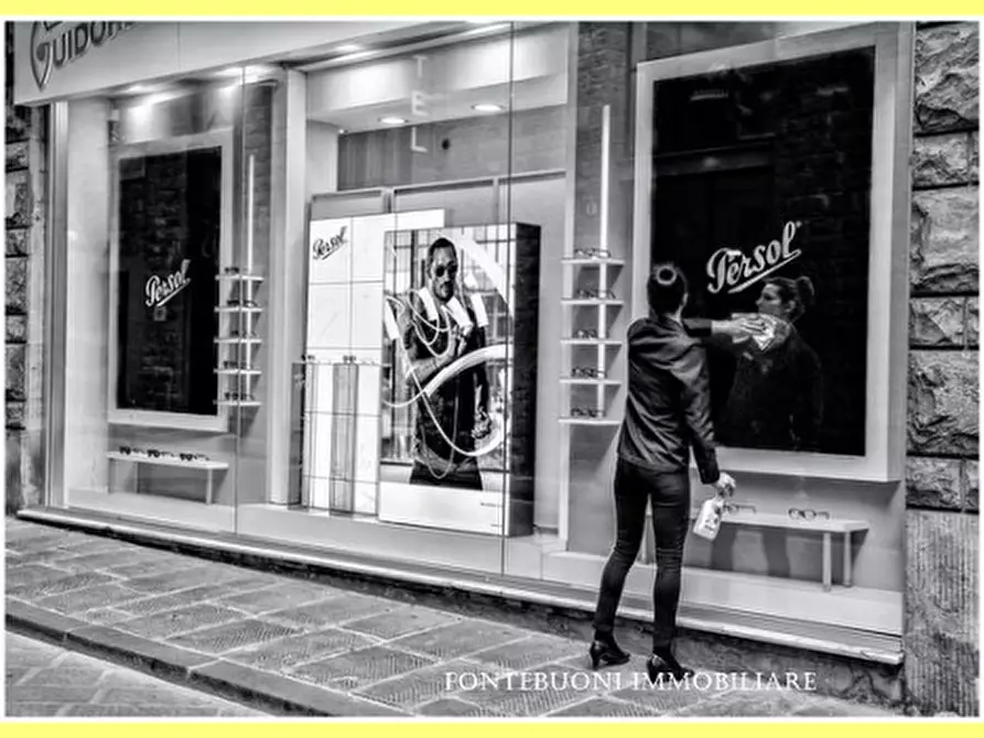 Immagine 2 di Negozio in vendita  a Firenze