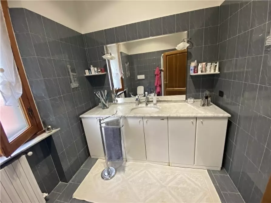 Immagine 13 di Appartamento in vendita  a Capraia E Limite