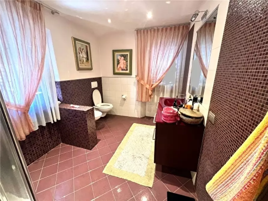 Immagine 17 di Appartamento in vendita  a Lastra A Signa