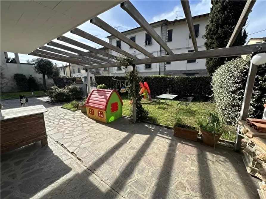 Immagine 2 di Villa in vendita  a Lastra A Signa