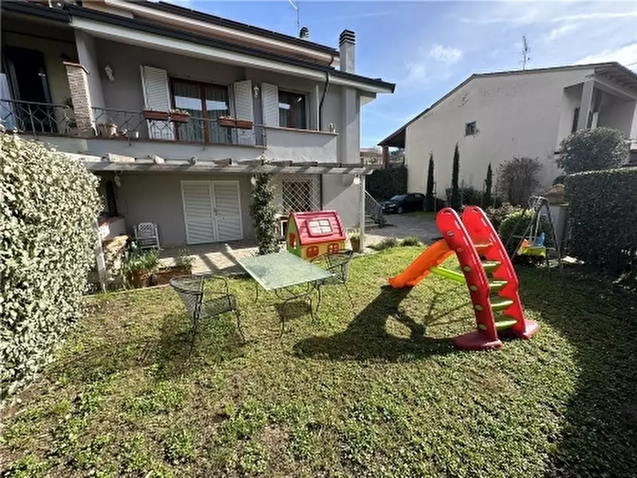 Immagine 3 di Villa in vendita  a Lastra A Signa