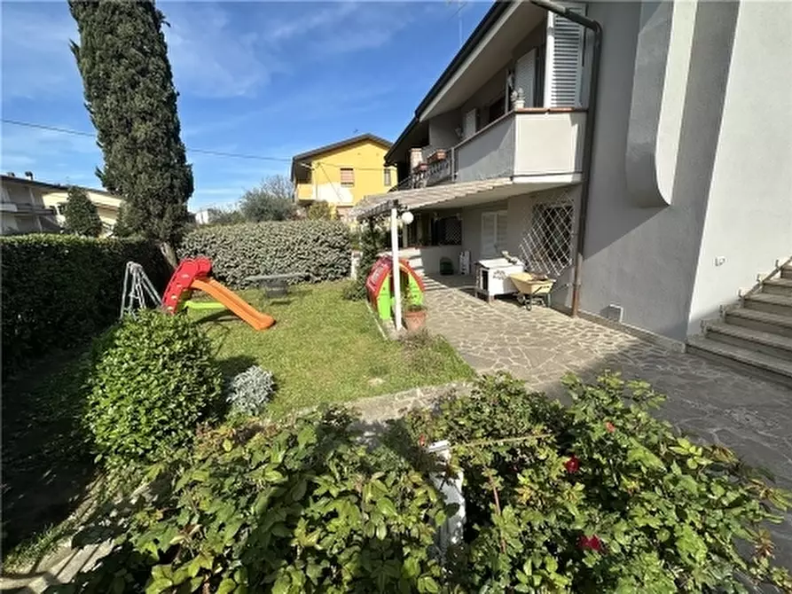 Immagine 4 di Villa in vendita  a Lastra A Signa