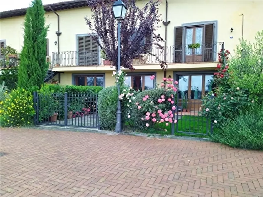 Immagine 1 di Villa in vendita  a Lastra A Signa