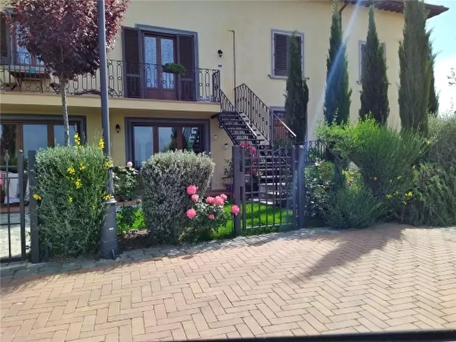 Immagine 2 di Villa in vendita  a Lastra A Signa