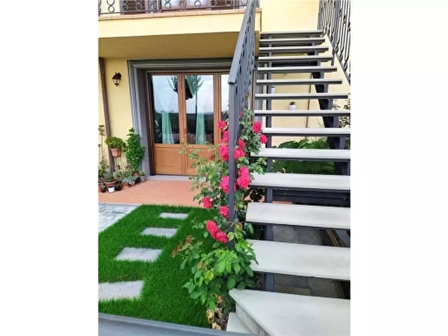 Immagine 8 di Villa in vendita  a Lastra A Signa