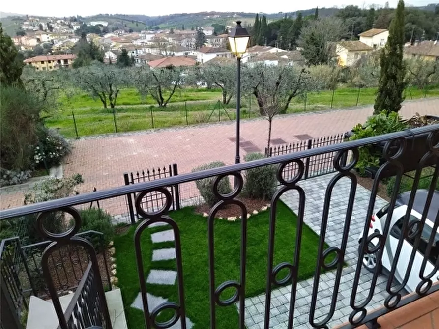 Immagine 13 di Villa in vendita  a Lastra A Signa