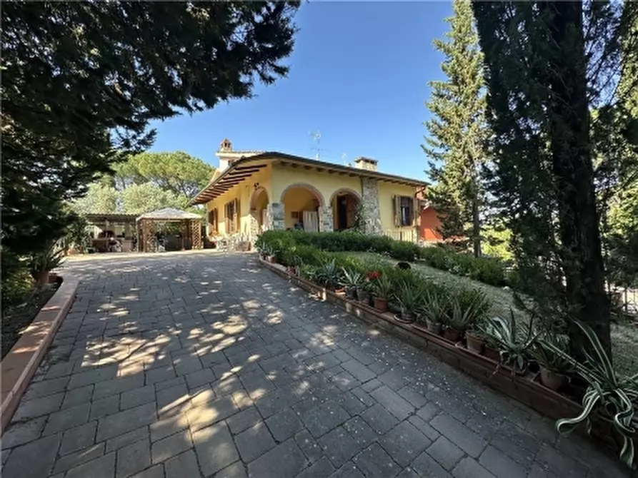 Immagine 1 di Villa in vendita  a Scandicci