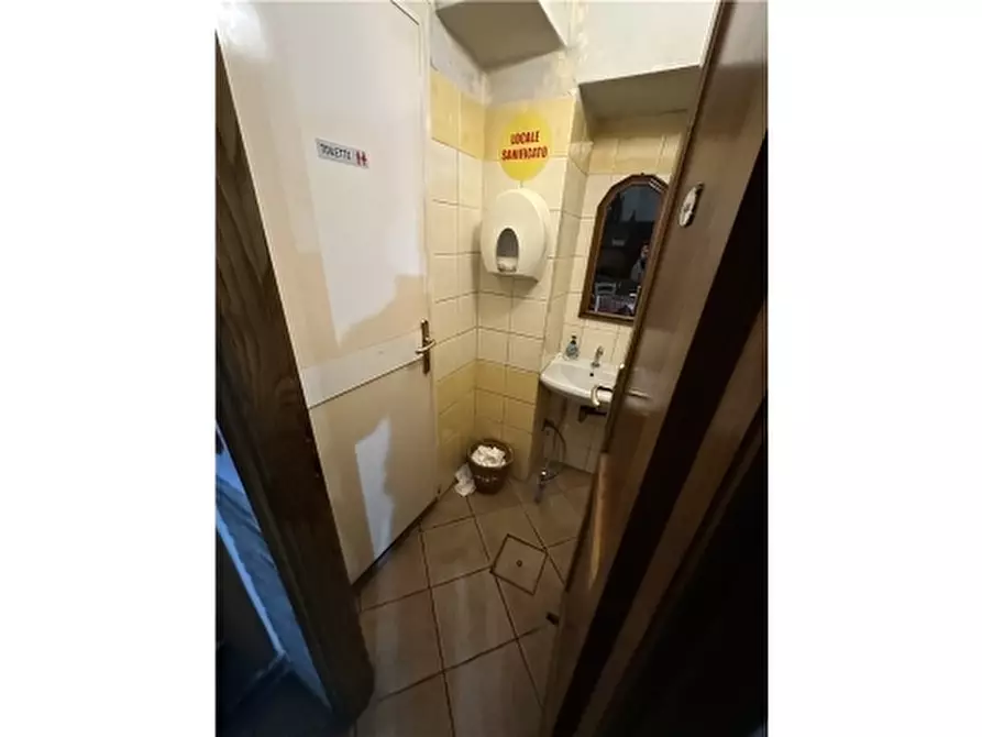 Immagine 3 di Negozio in vendita  a Viareggio