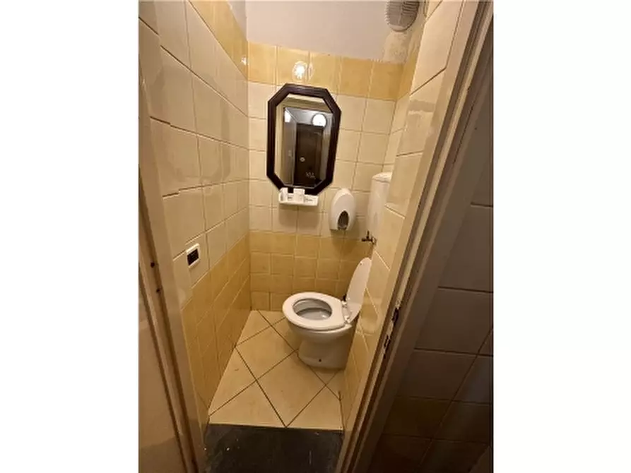 Immagine 4 di Negozio in vendita  a Viareggio