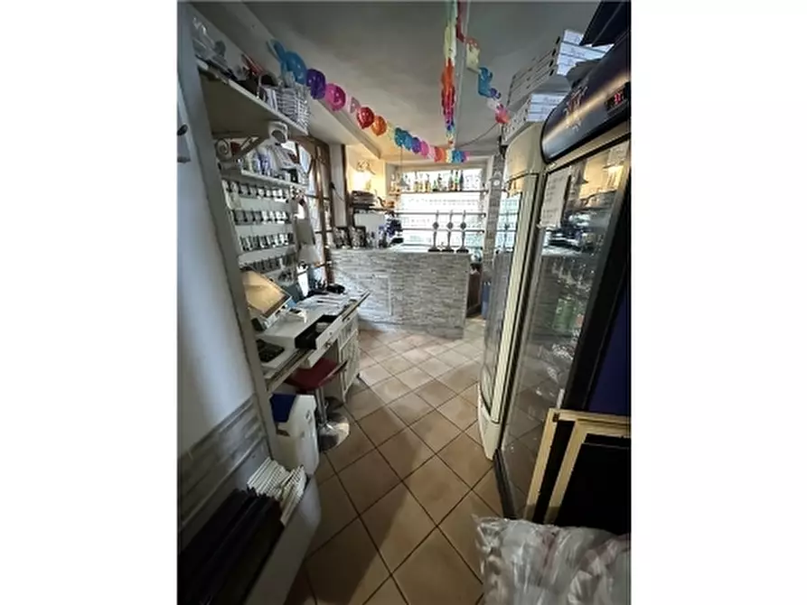 Immagine 5 di Negozio in vendita  a Viareggio