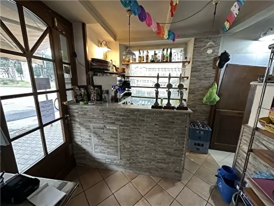 Immagine 6 di Negozio in vendita  a Viareggio