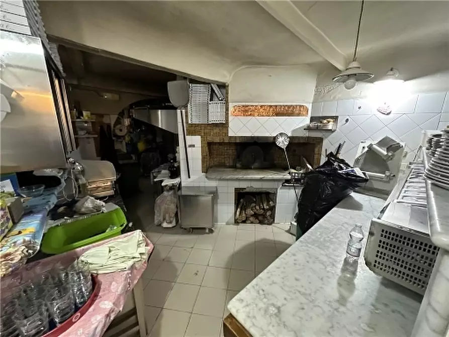 Immagine 7 di Negozio in vendita  a Viareggio