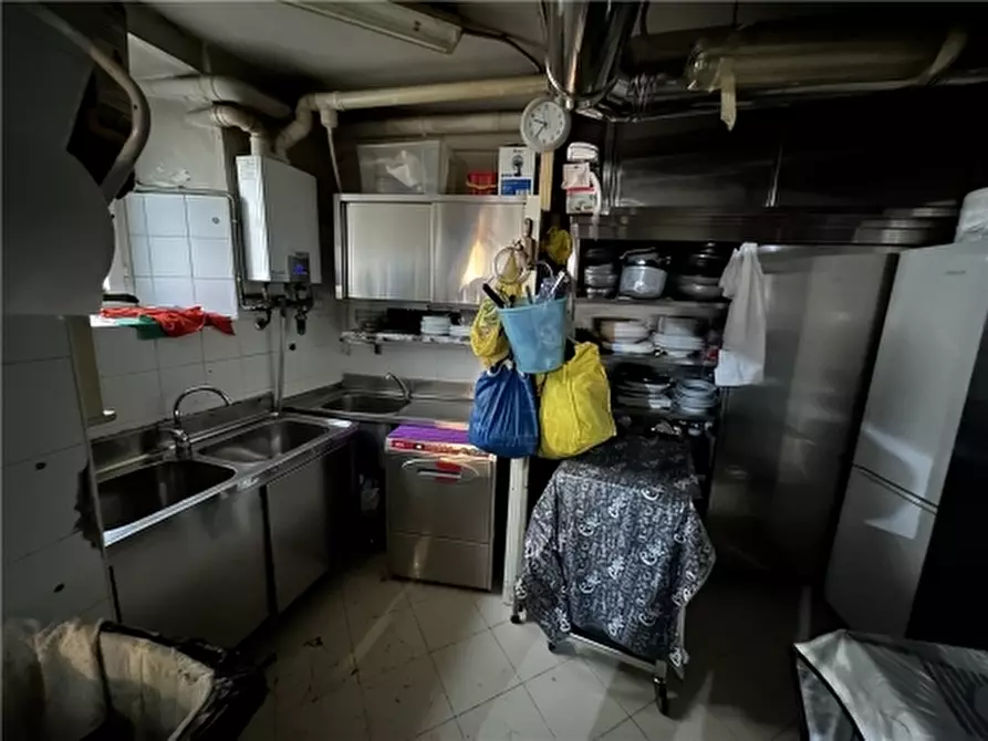 Immagine 9 di Negozio in vendita  a Viareggio