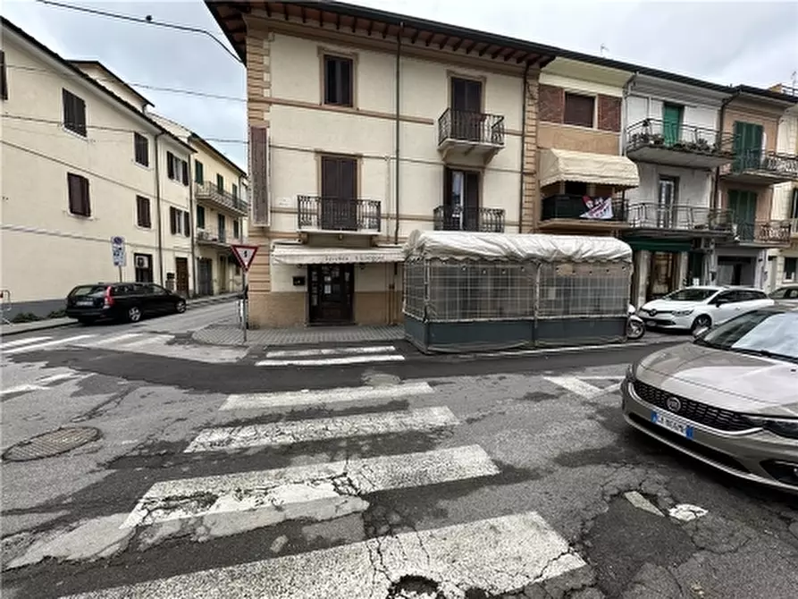 Immagine 10 di Negozio in vendita  a Viareggio