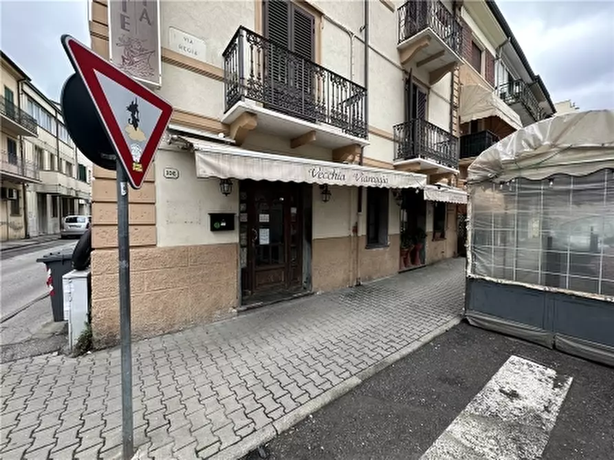 Immagine 11 di Negozio in vendita  a Viareggio