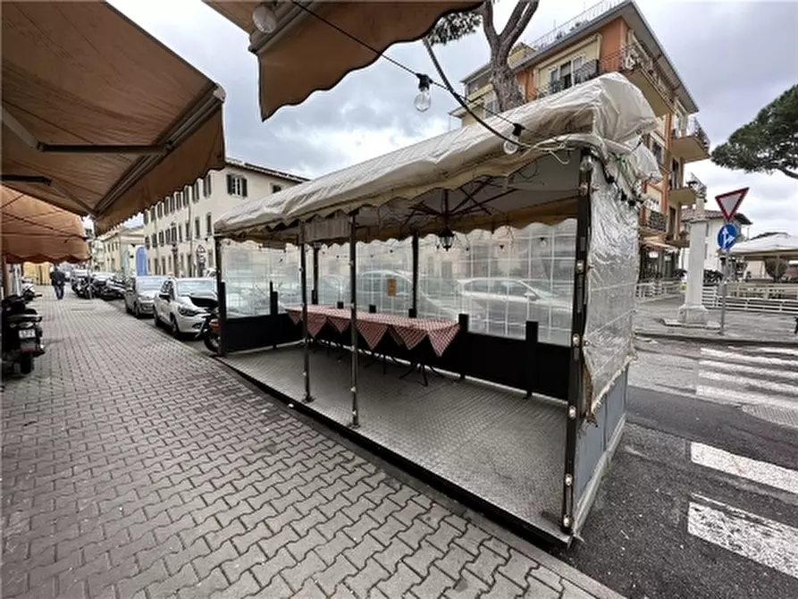 Immagine 12 di Negozio in vendita  a Viareggio