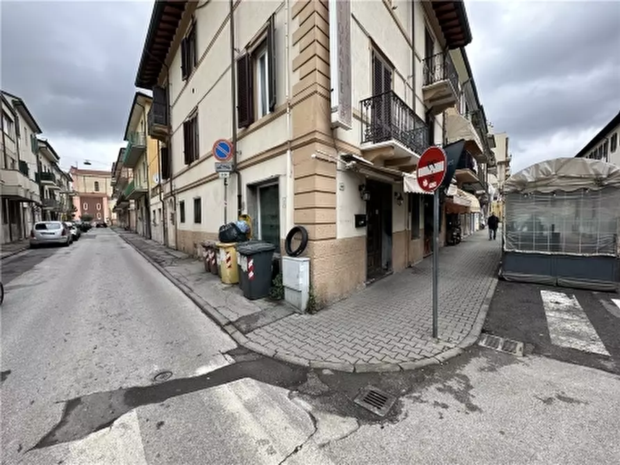 Immagine 14 di Negozio in vendita  a Viareggio