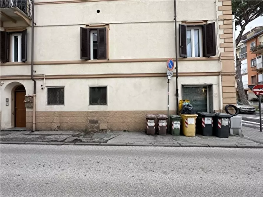 Immagine 15 di Negozio in vendita  a Viareggio