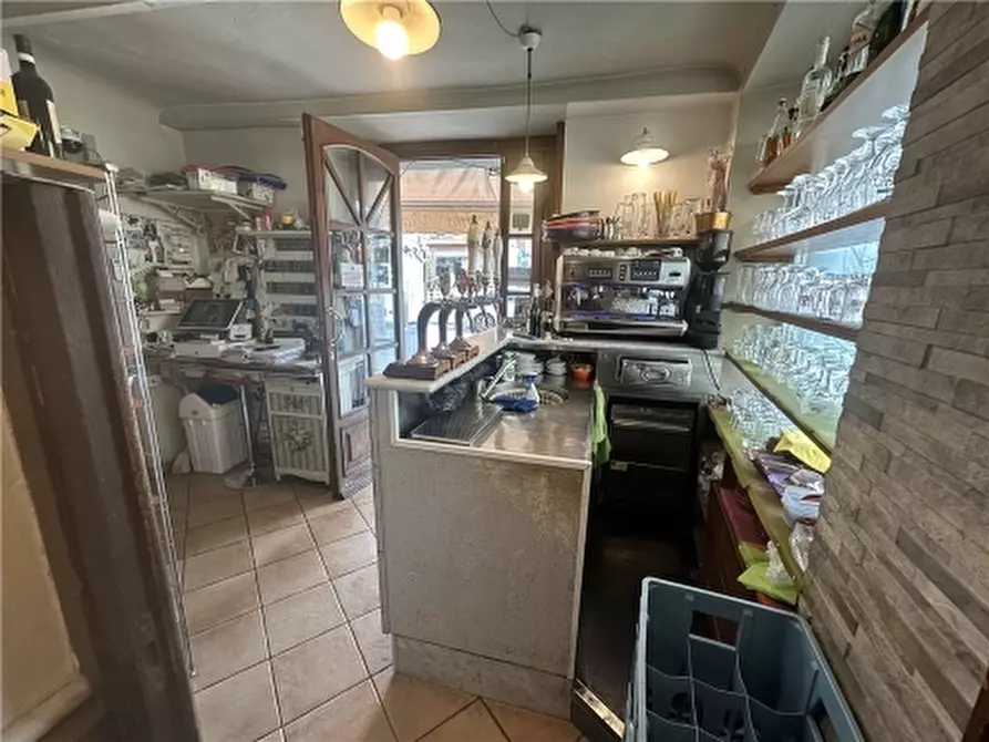 Immagine 20 di Negozio in vendita  a Viareggio