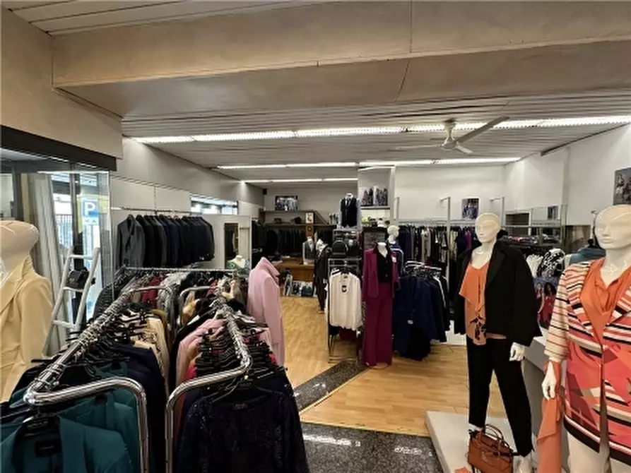 Immagine 3 di Negozio in vendita  a Montecatini Terme