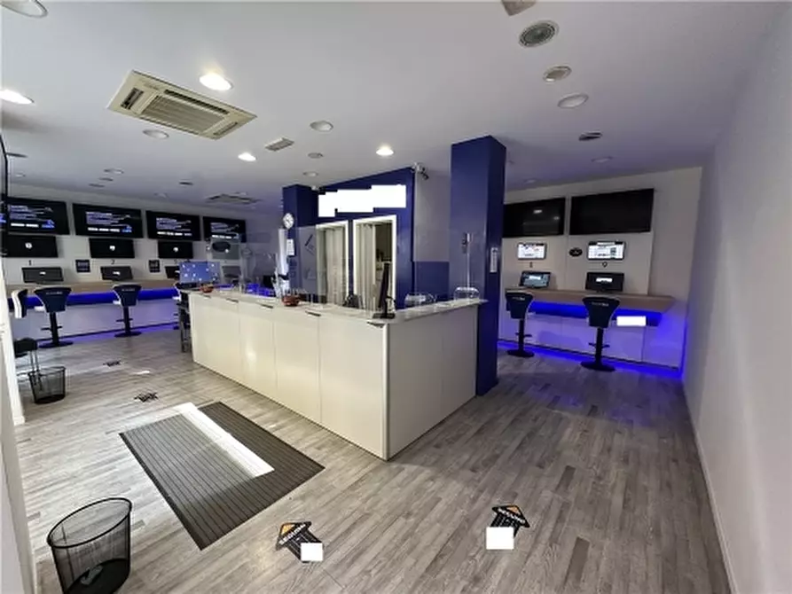 Immagine 1 di Negozio in vendita  a Montecatini Terme