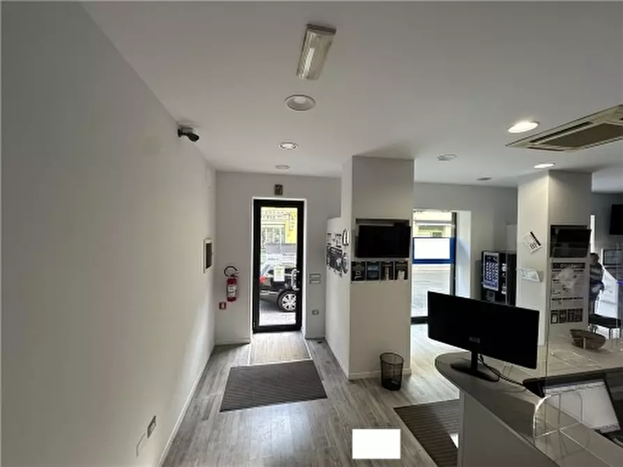 Immagine 2 di Negozio in vendita  a Montecatini Terme