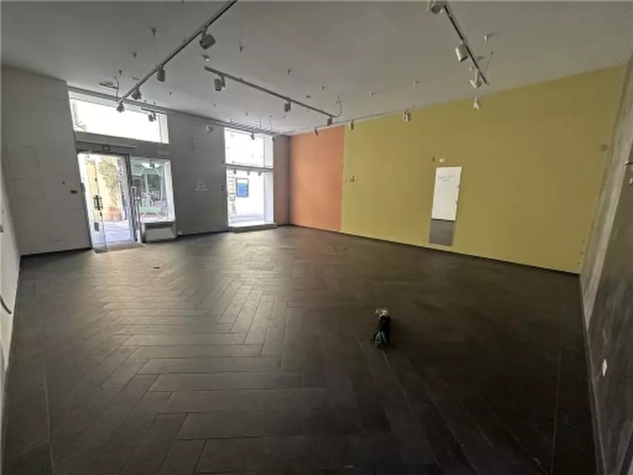 Immagine 1 di Negozio in affitto  a Empoli