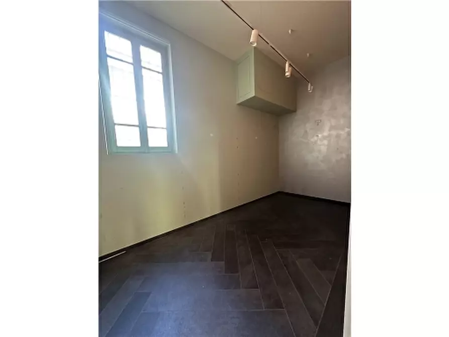 Immagine 5 di Negozio in affitto  a Empoli