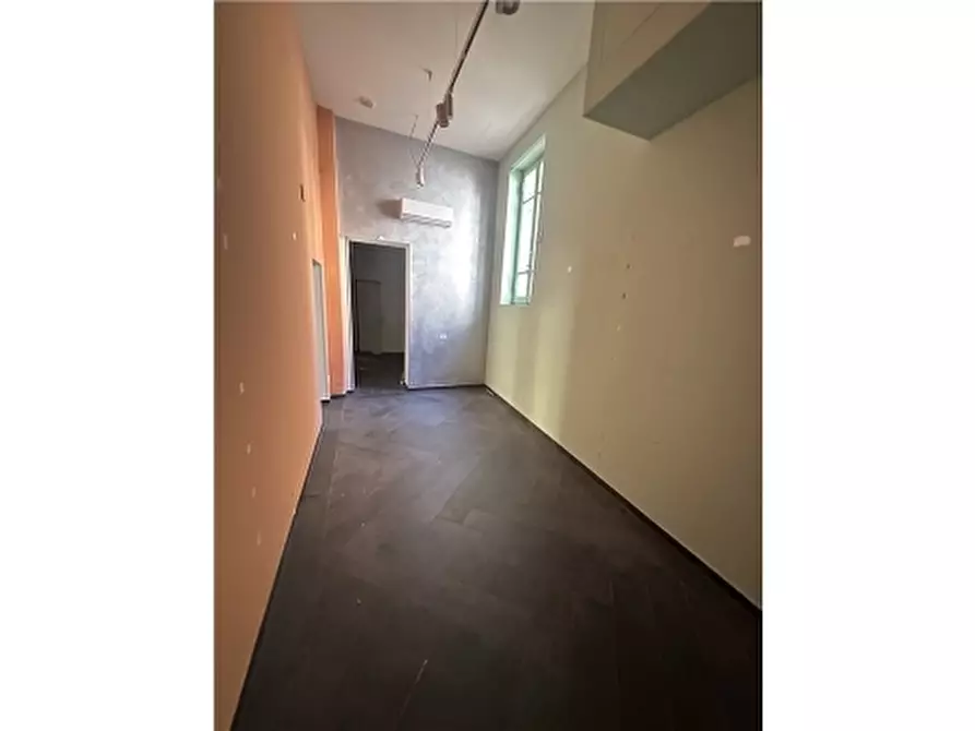 Immagine 6 di Negozio in affitto  a Empoli