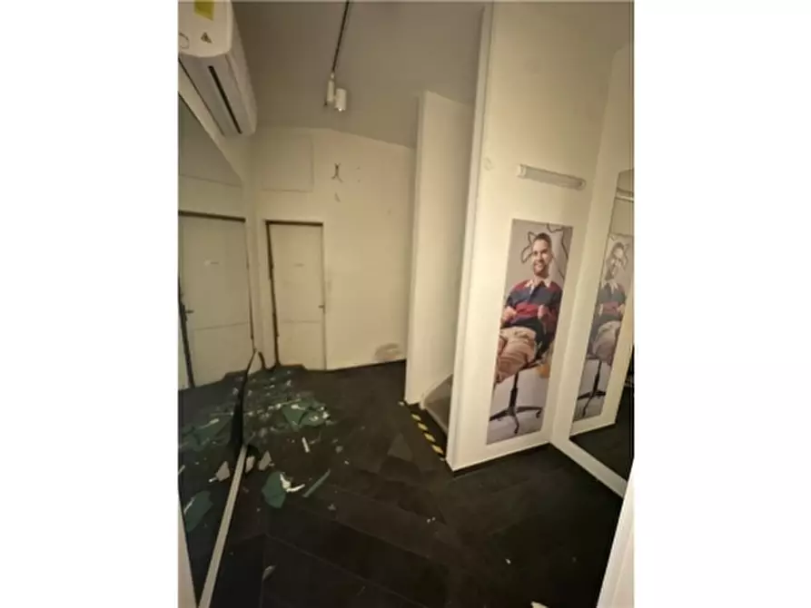 Immagine 7 di Negozio in affitto  a Empoli