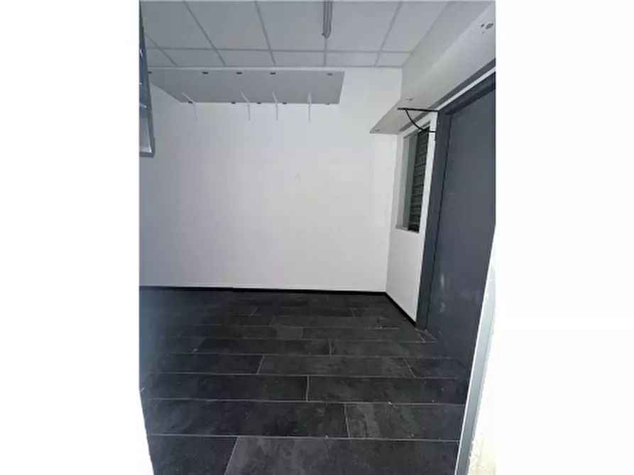 Immagine 9 di Negozio in affitto  a Empoli