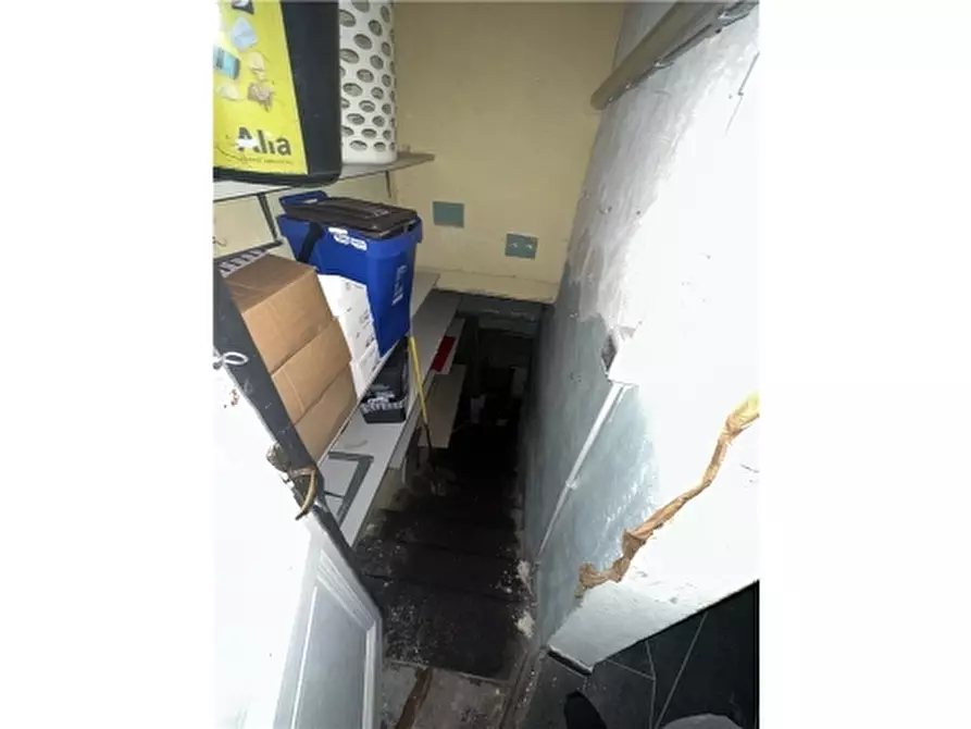 Immagine 12 di Negozio in affitto  a Empoli
