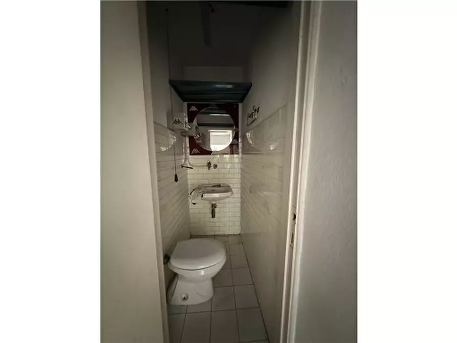 Immagine 14 di Negozio in affitto  a Empoli