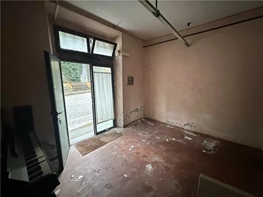 Immagine 2 di Negozio in vendita  a Montelupo Fiorentino