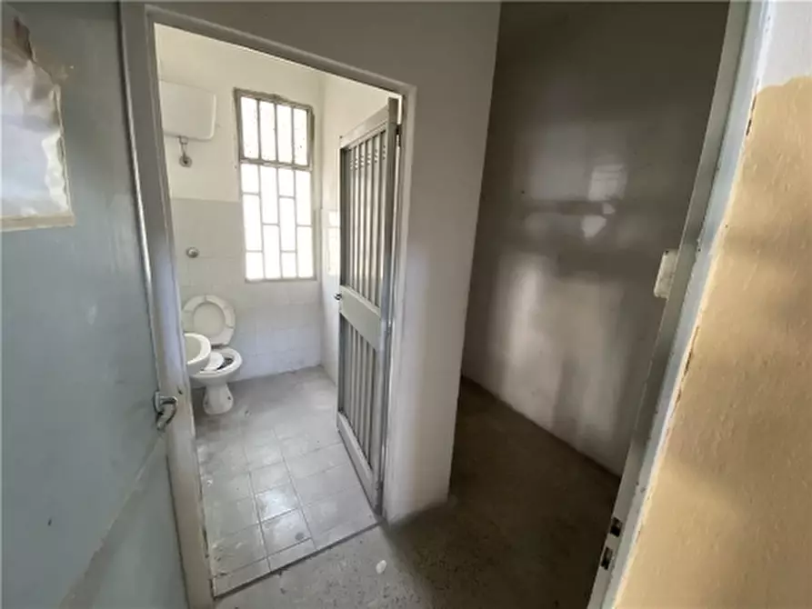 Immagine 10 di Magazzino in affitto  a Empoli