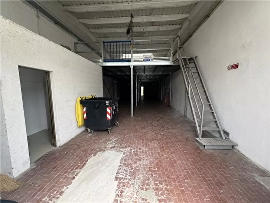 Immagine 2 di Magazzino in vendita  a Montespertoli