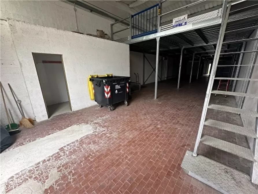 Immagine 4 di Magazzino in vendita  a Montespertoli