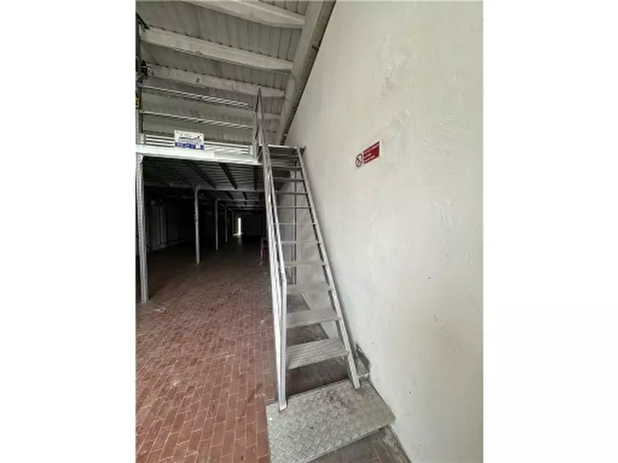 Immagine 17 di Magazzino in vendita  a Montespertoli