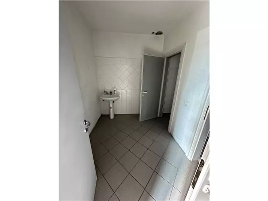 Immagine 7 di Magazzino in affitto  a Montelupo Fiorentino