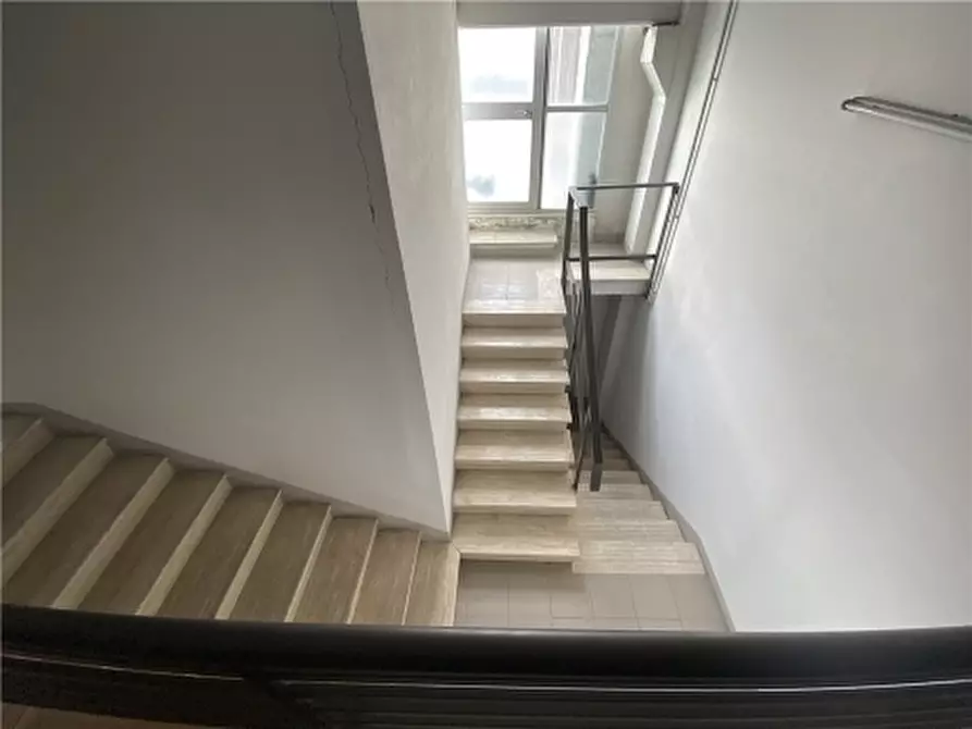 Immagine 6 di Magazzino in vendita  a Empoli