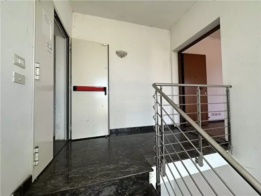 Immagine 2 di Magazzino in affitto  a Lastra A Signa