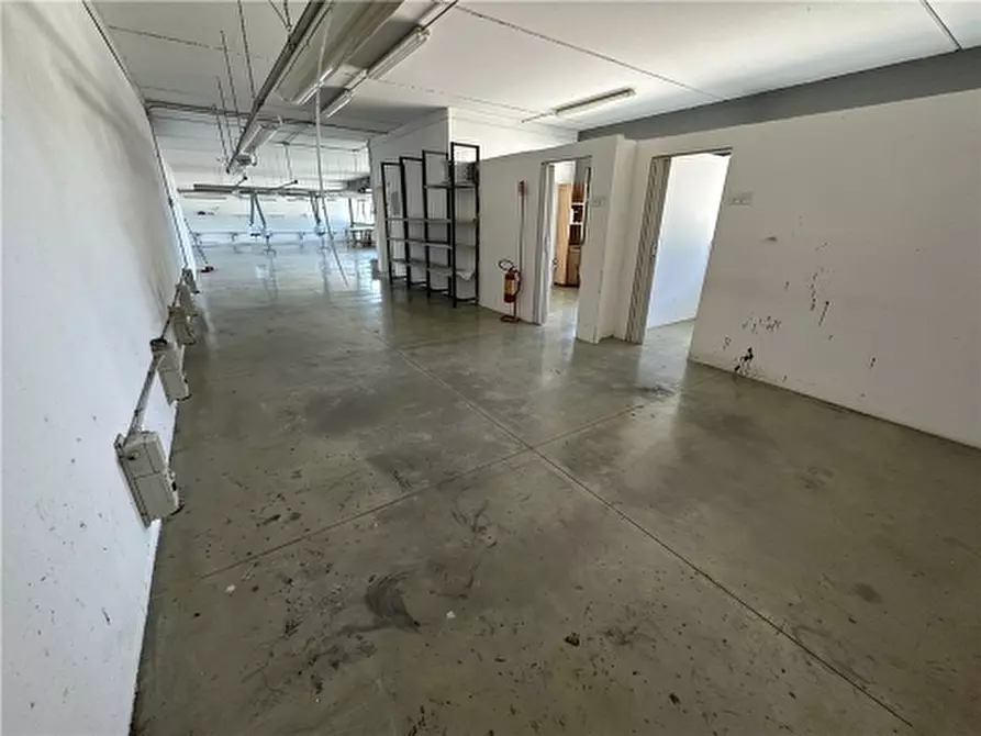 Immagine 9 di Magazzino in affitto  a Lastra A Signa