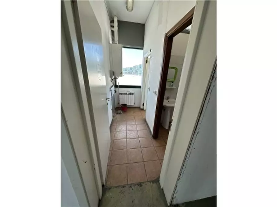 Immagine 10 di Magazzino in affitto  a Lastra A Signa